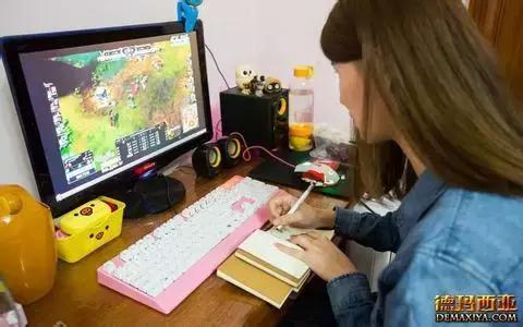 女朋友玩lol离我远怎么办,女朋友玩lol菜怎么办