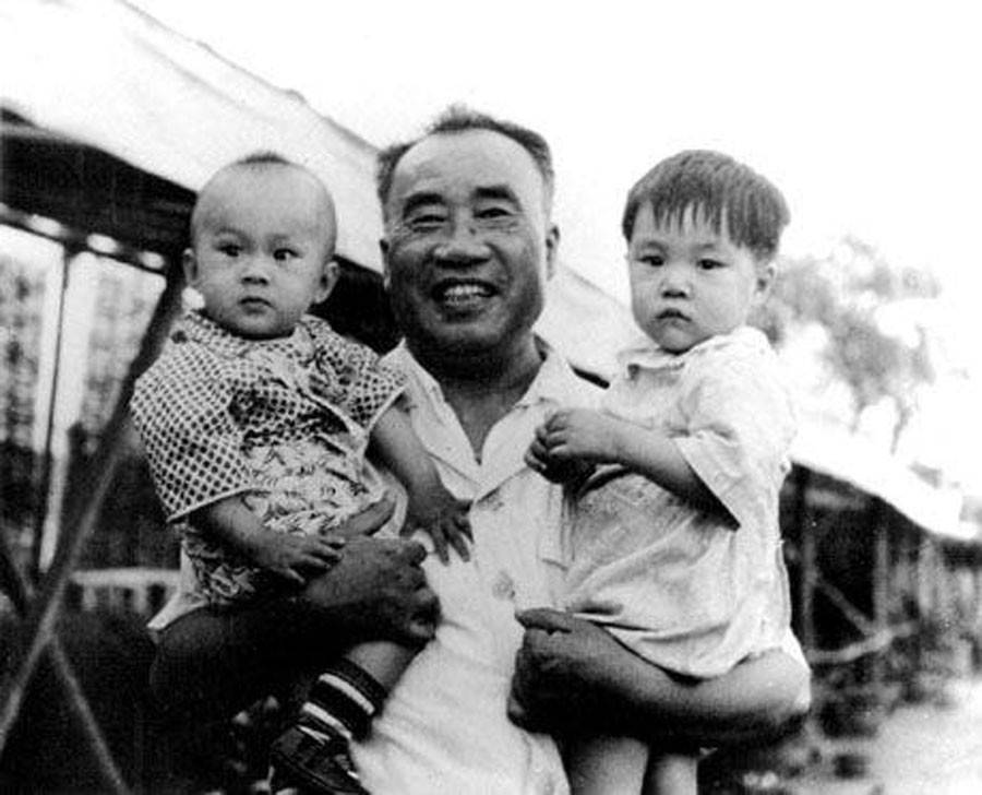 *德朱**和康克清是如何当十几个孩子爷爷奶奶的？