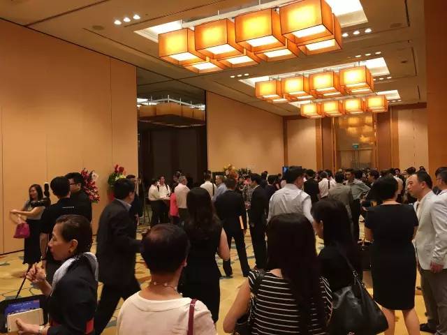 “美女”与“夜寿”：中国东航60岁生日晚宴趴新加坡分场