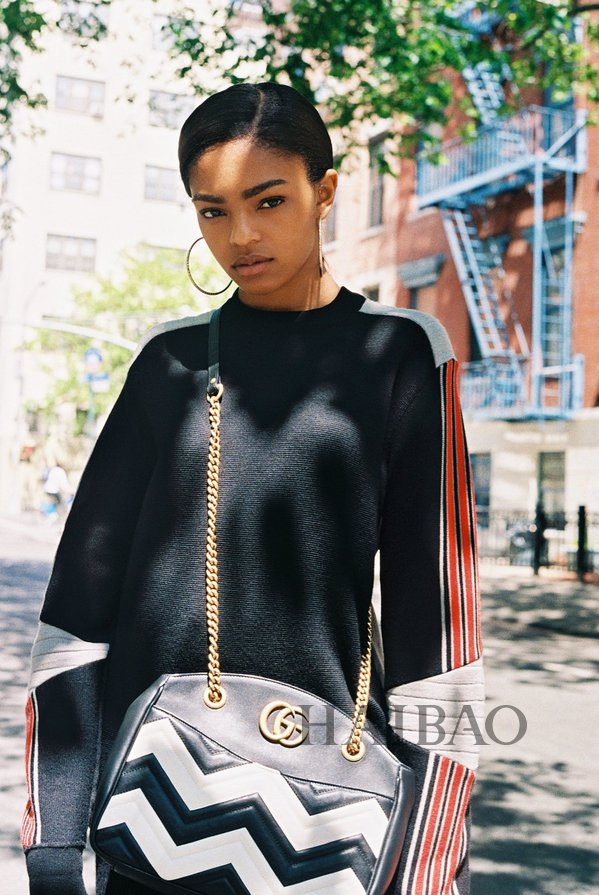 你眼中的基本款毛衣,谁实话还是挺重要的!街拍打卡,原来人人都爱穿这样的毛衣……