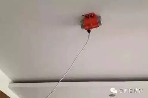 两户邻居在门前“斗法”,两邻居门前斗法