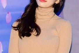 韩国“国民初恋”裴秀智高领毛衣穿出潮范