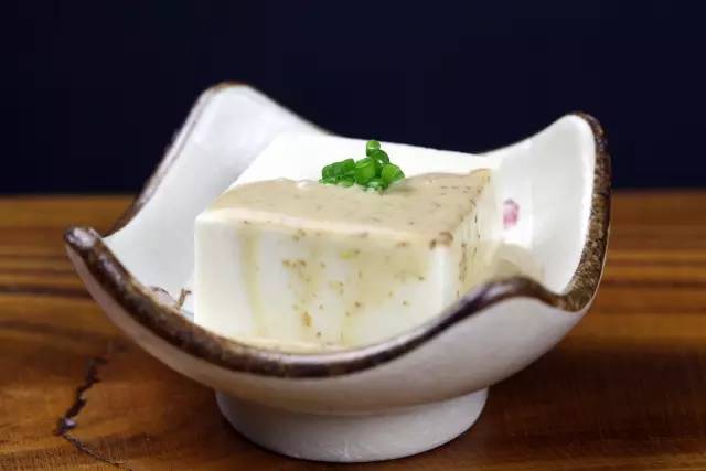 板桥路上藏着杭城独一份的“三文鱼美白锅”，竟是神户女孩天天喝的“美人骨汤”！