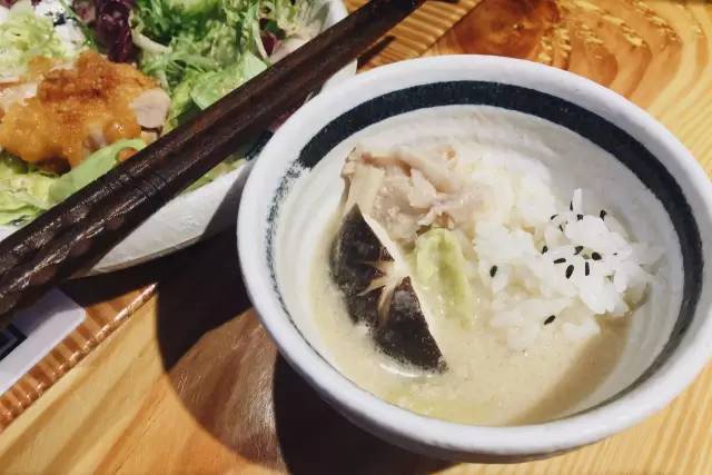 板桥路上藏着杭城独一份的“三文鱼美白锅”，竟是神户女孩天天喝的“美人骨汤”！