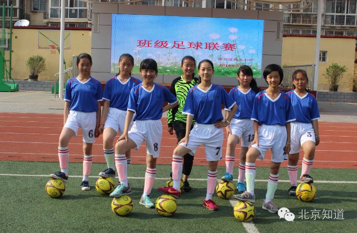 每人一个专属足球，西班牙外教上课，这所学校的足球运动逆天啦！