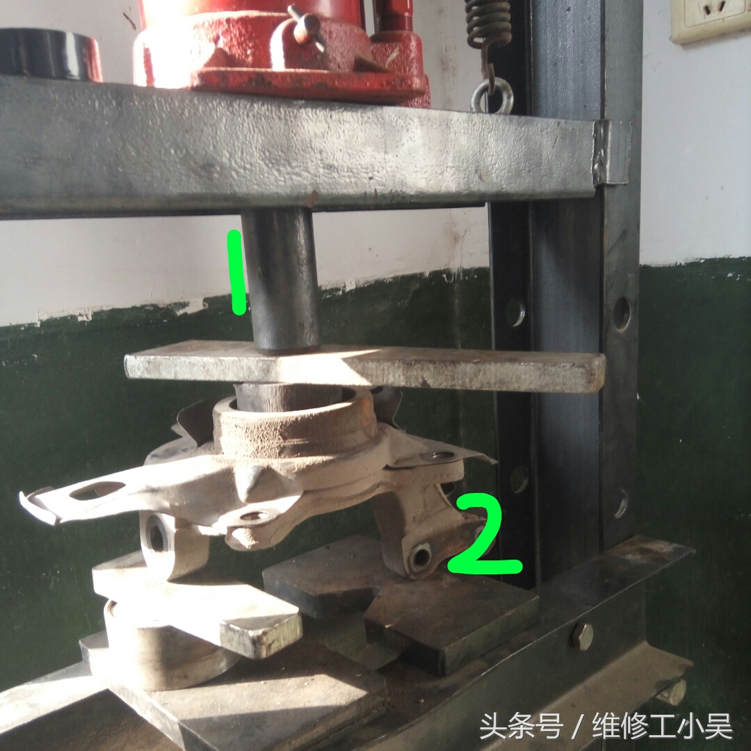 汽车打方向时车轮嗡嗡响,汽车行驶时车轮有咣当咣当的声音