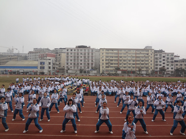 风采实验学校武术操比赛,竹溪县实验中学的广播体操武术操