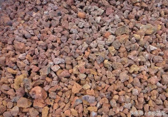 粗河沙可以当多肉的铺面石吗,多肉铺面石用小石子可以吗