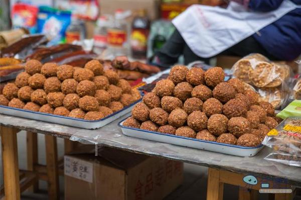 戏猴、爬山、观瀑布，那就跟我去卧龙谷！