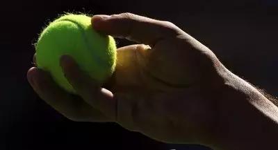 手抛球怎么抛才不违例,怎样抛球做到抛的球稳定