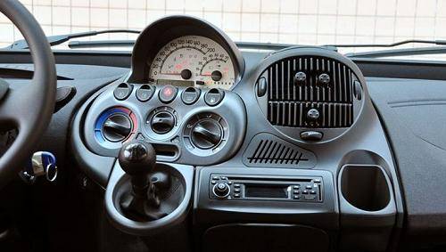 除了驾驶位哪个位置比较安全,驾驶位和副驾驶位中间是什么