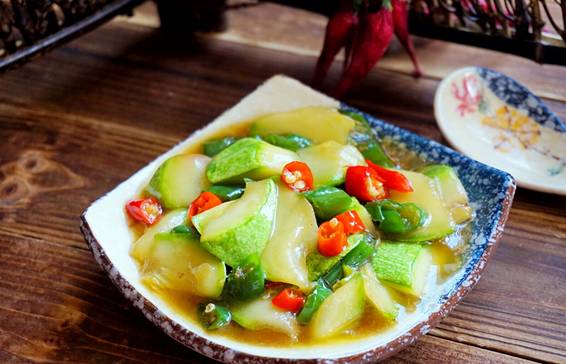 大雪丨白雪欲求吟咏句，穿枝掠院演梅花