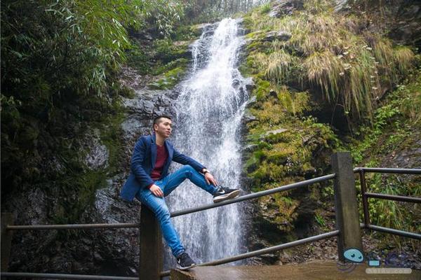 戏猴、爬山、观瀑布，那就跟我去卧龙谷！