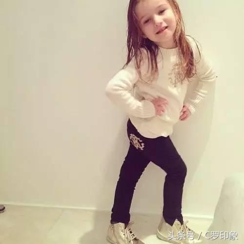 萌出一脸血的小孩,萌出一脸血萌娃