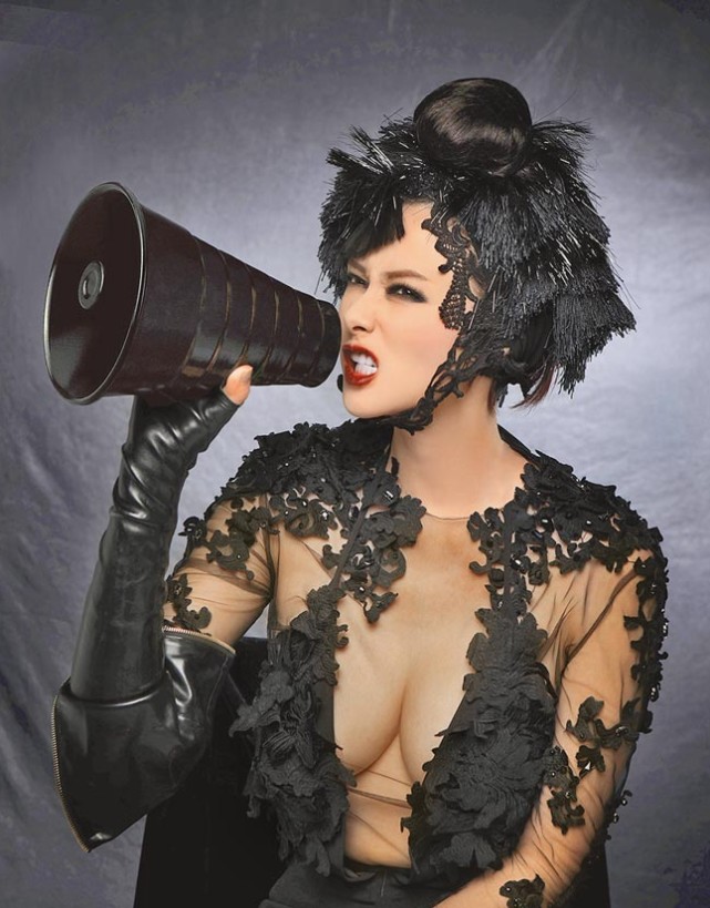 “宇宙美少女”萧淑慎暴瘦成驼背骷髅，自称分裂出500种人格