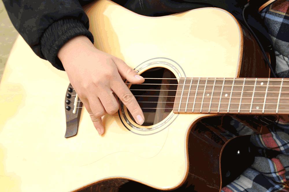 会弹吉他的男生真的很加分吗,会弹吉他学习好的男生