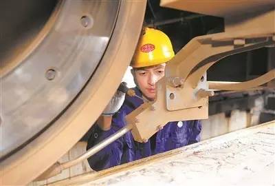 烤砂工：为列车装上“安全防滑链”
