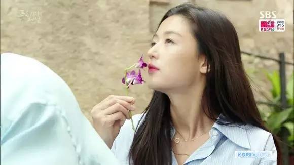 蓝色大海的传说垃圾桶捡衣服,全智贤蓝色大海同款包