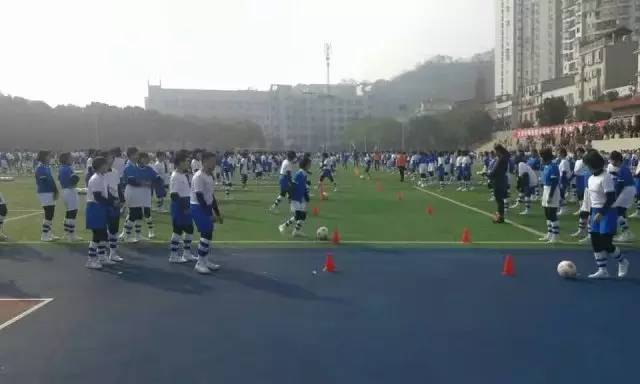 女孩踢足球必须出去参赛吗,女孩子踢足球初学