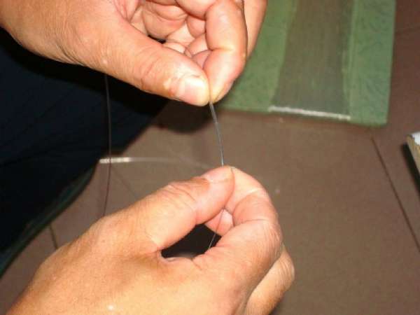 野钓鲫鱼打串钩自制竿架,老钓鱼人传授自制串钩和海竿架