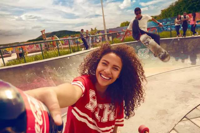 可口可乐“自拍瓶”被玩疯!玩转每次营销,大公司也不忘创新!