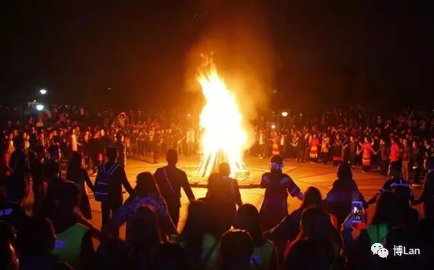 彝族特色菜肴坨坨肉图片,彝族特色酒