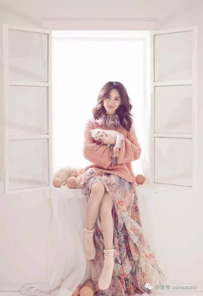 杨幂冬款lv羽绒服,杨幂冬日宽松毛衣