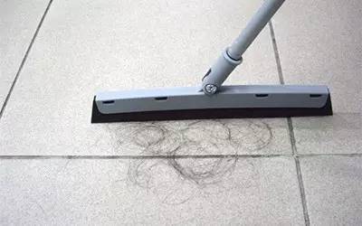 生活小妙招轻松清理地上的头发,头发根的污垢怎么去除