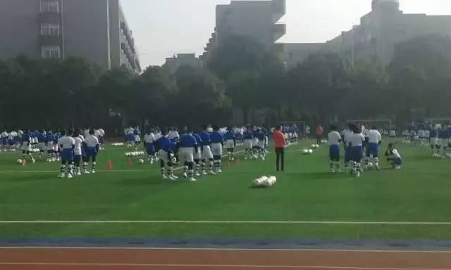 女孩踢足球必须出去参赛吗,女孩子踢足球初学