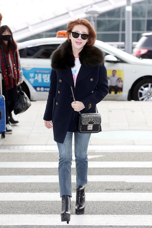 韩国女明星皮衣机场街拍,韩国女明星穿阿迪