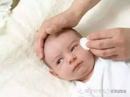 新生儿眼屎特别多糊住眼睛,新生儿一哭眼屎就多