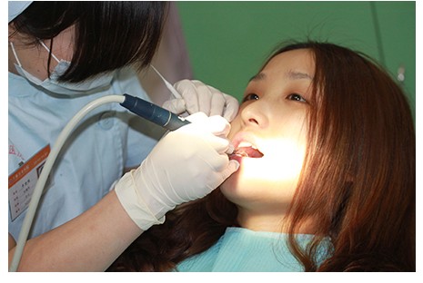 为什么明星的牙齿那么白那么整齐,为什么明星抽烟牙齿还那么白