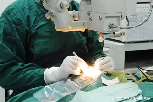 小女孩总是两眼泪汪汪……原来是睫毛“逆生长”