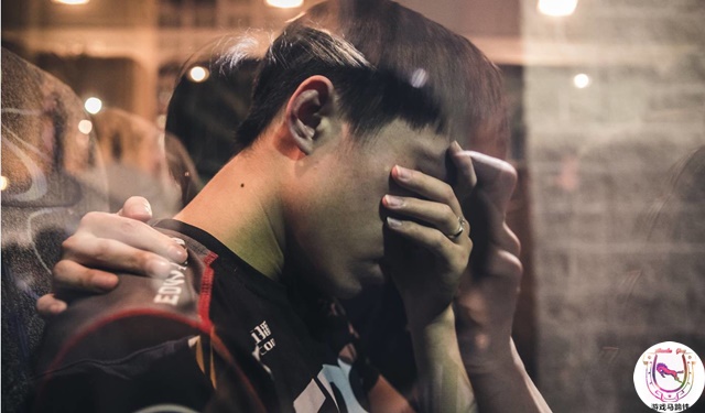 s6总决赛faker哭了全场高呼,faker连胜盲僧很膨胀竟然出个金身