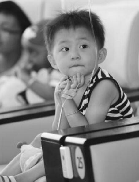 小孩手背擦伤严重,儿子擦伤了妈妈心痛的说说