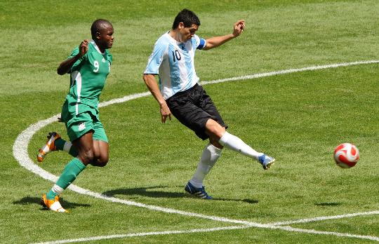 如何踢好足球基本功,足球基本功训练方法颠球