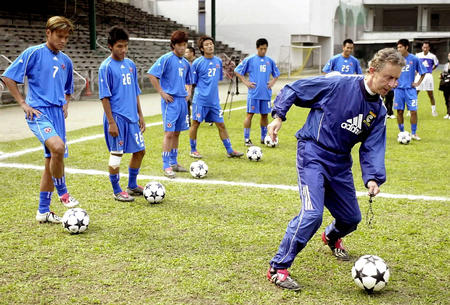 如何踢好足球基本功,足球基本功训练方法颠球