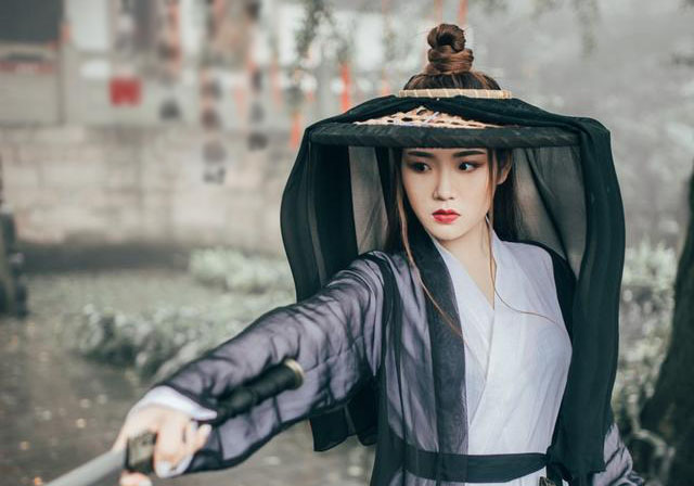 小说：高手围猎三尾灵狐，对方竟缓缓开口，一句话后众人浑身颤抖