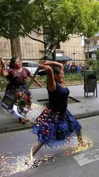 战斗民族大妈玩ak47,战斗民族的大妈有多强悍