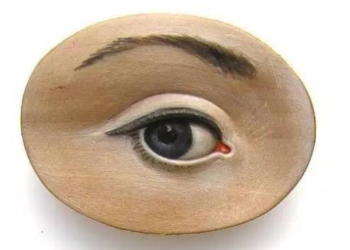 驼色大衣戴胸针,黑色大衣适合戴的胸针