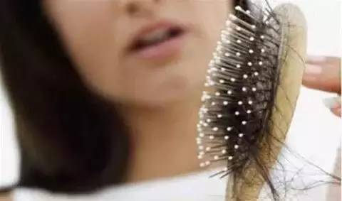 生活小妙招轻松清理地上的头发,头发根的污垢怎么去除