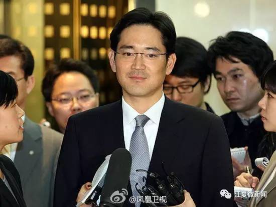 醉汉找口吃大爷指挥倒车，结果……