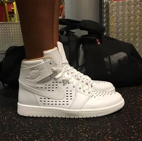 aj1现在哪双鞋值得入手,aj1两双不同配色一脚穿一只