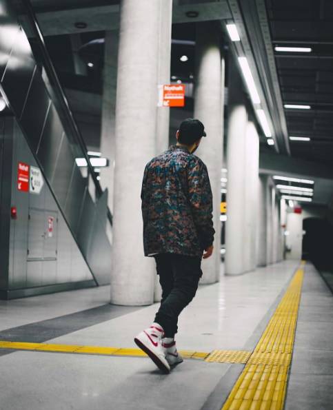 aj1为什么感觉两双鞋面不一样,aj1灰白高帮最新发售的是限量款吗