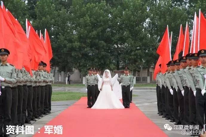 醉汉找口吃大爷指挥倒车，结果……