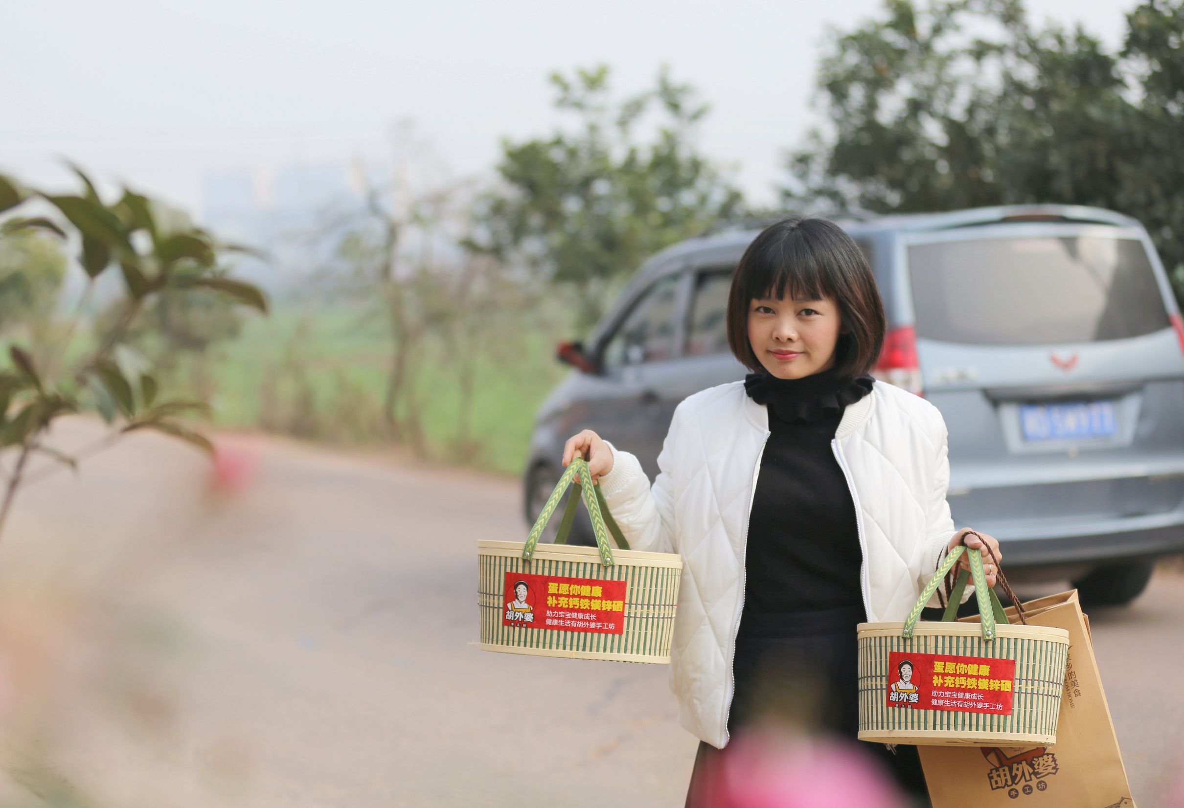 衡阳县乡村一“80”萌妈开豪车外卖送鸡蛋 常被调侃