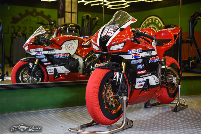 被美女瑜伽教练幸福的“折磨”着