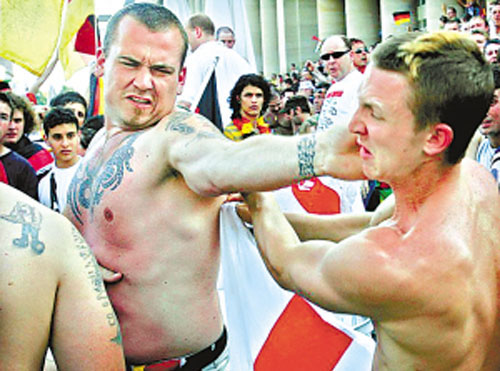 英国足球流氓被俄罗斯揍,俄罗斯暴打英国足球流氓