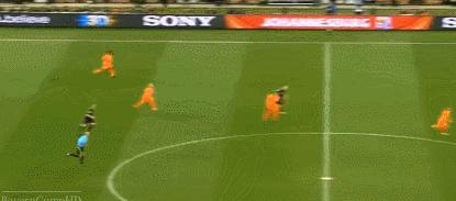 罗本和穆勒挡拆gif,2010罗本错失单刀gif