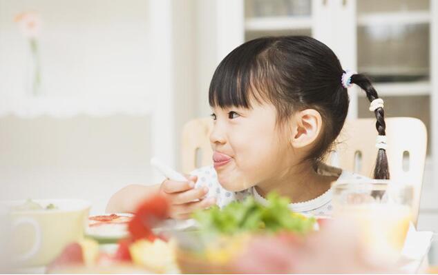 宝宝不爱喝水怎么办有什么妙招,宝宝不爱喝水怎么办有哪些办法